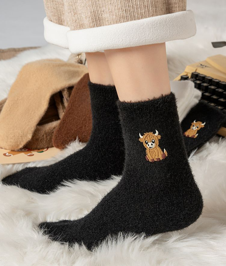 ⏳LAST DAY WARM WINTER SALE 50% OFF!🔥🐮5 Pairs Fuzzy Highland Cow Embroidered Plush Socks