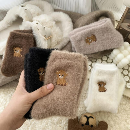 ⏳LAST DAY WARM WINTER SALE 50% OFF!🔥🐮5 Pairs Fuzzy Highland Cow Embroidered Plush Socks