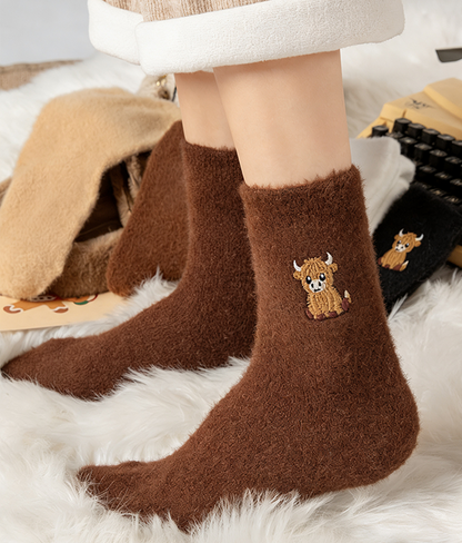 ⏳LAST DAY WARM WINTER SALE 50% OFF!🔥🐮5 Pairs Fuzzy Highland Cow Embroidered Plush Socks