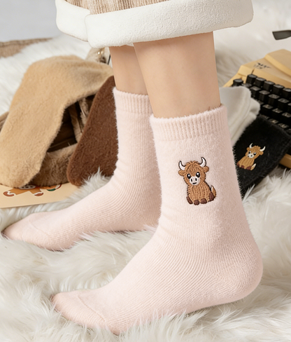 ⏳LAST DAY WARM WINTER SALE 50% OFF!🔥🐮5 Pairs Fuzzy Highland Cow Embroidered Plush Socks