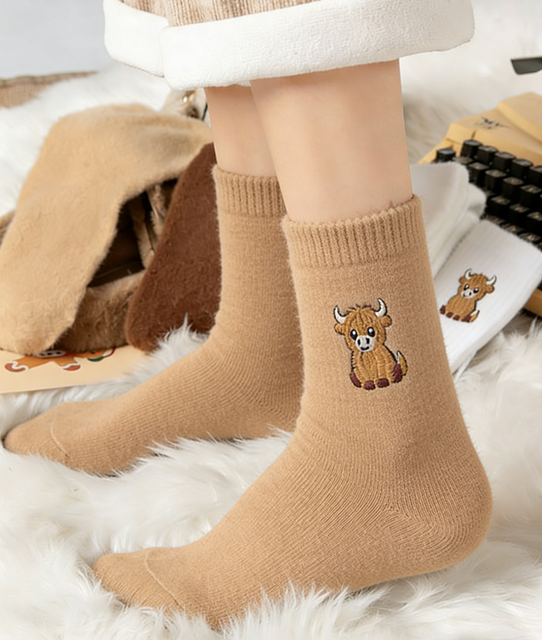 ⏳LAST DAY WARM WINTER SALE 50% OFF!🔥🐮5 Pairs Fuzzy Highland Cow Embroidered Plush Socks