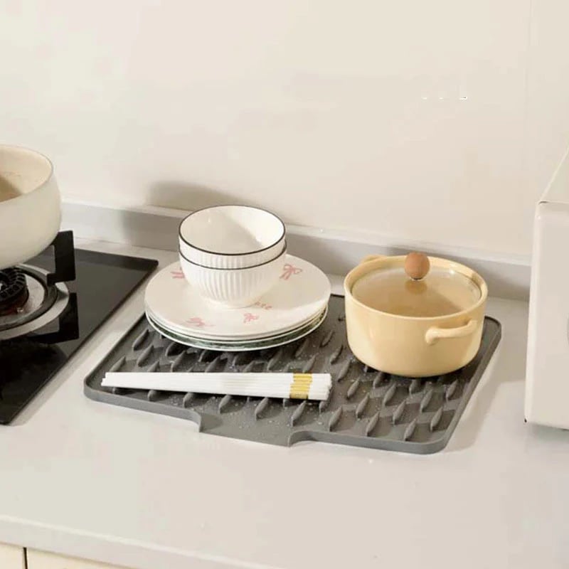 🍽️ 60% OFF NOW! ✨ No-Spill Silicone Worktop Saver - Heat-Resistant & Non-Slip Drying Mat with Drainage Groove 💧🧽