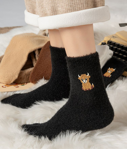 ⏳LAST DAY WARM WINTER SALE 50% OFF!🔥🐮5 Pairs Fuzzy Highland Cow Embroidered Plush Socks